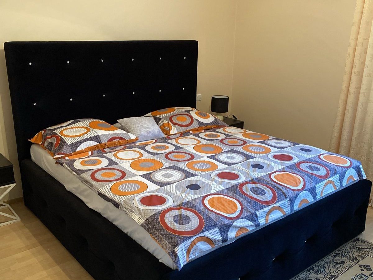 Nowoczesny apartament z tapicerowanym łóżkiem